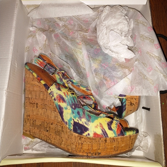 NEW Size 8.5 Db Dk Fashion Green Wedged Heels - Picture 1 of 8